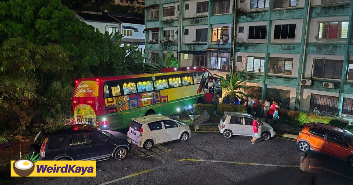 Tour bus nearly crashes into cheras apartment due to brake failure | weirdkaya