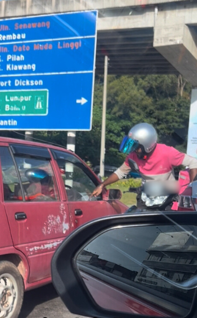 Food rider saves stranded kancil in seremban traffic - august 2024