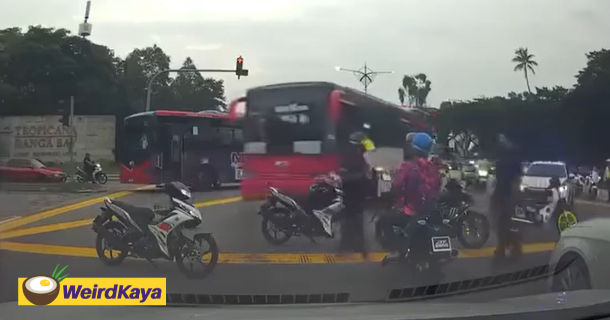 Johor police uses 2 buses to block mat rempits trying to escape traffic operation | weirdkaya