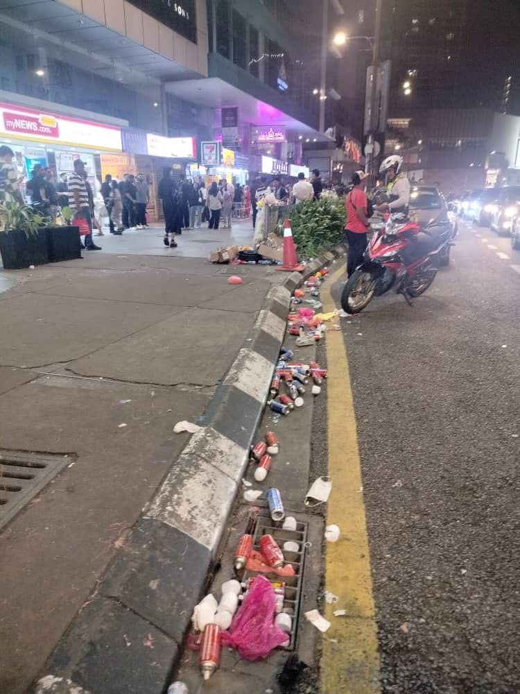 Littering along the streets of kl