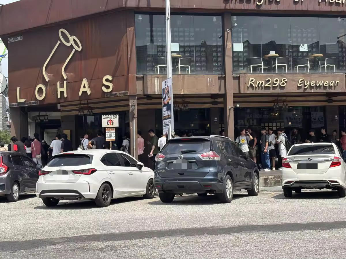 Long line outside Stoned & Co