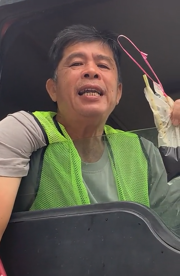 Lorry driver singing with kopi o in hand (1)