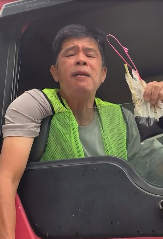 Lorry driver singing with kopi o in hand (3)