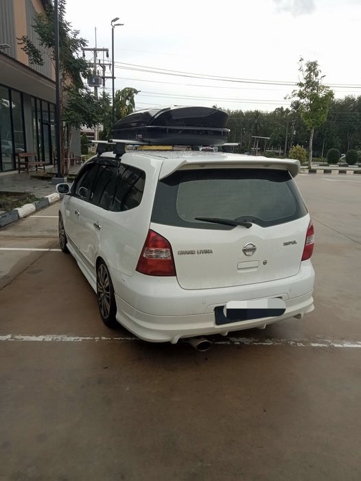 M'sian-registered car slammed for parking recklessly in thailand, angering locals | weirdkaya