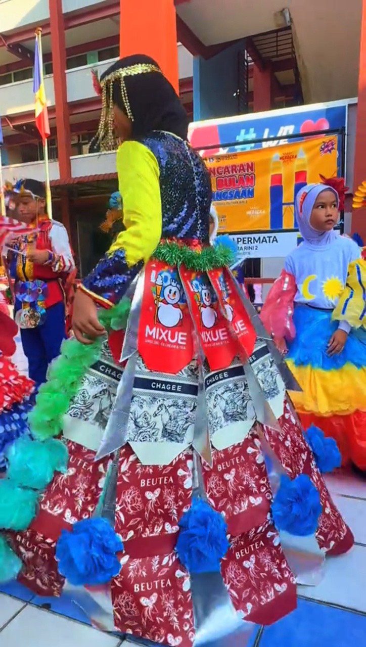 Johor students Merdeka outfits 100% recycled materials drink bags