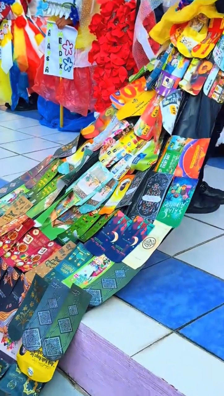 Johor students Merdeka outfits 100% recycled materials money envelope