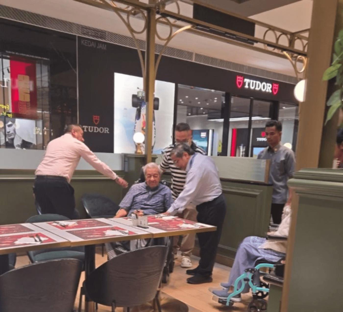 Mahathir having coffee at mall