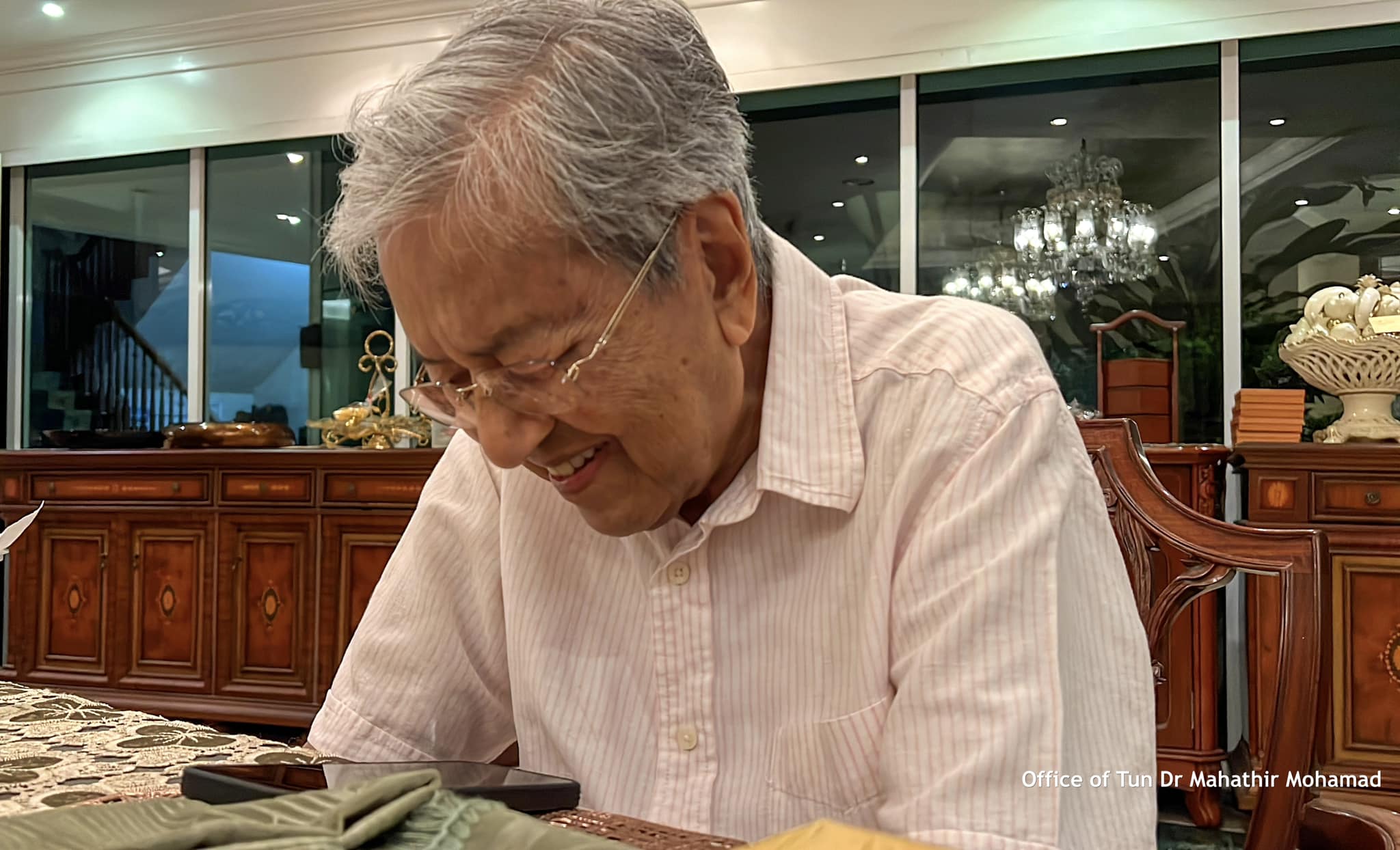 Mahathir admitted into ijn since monday for cough | weirdkaya