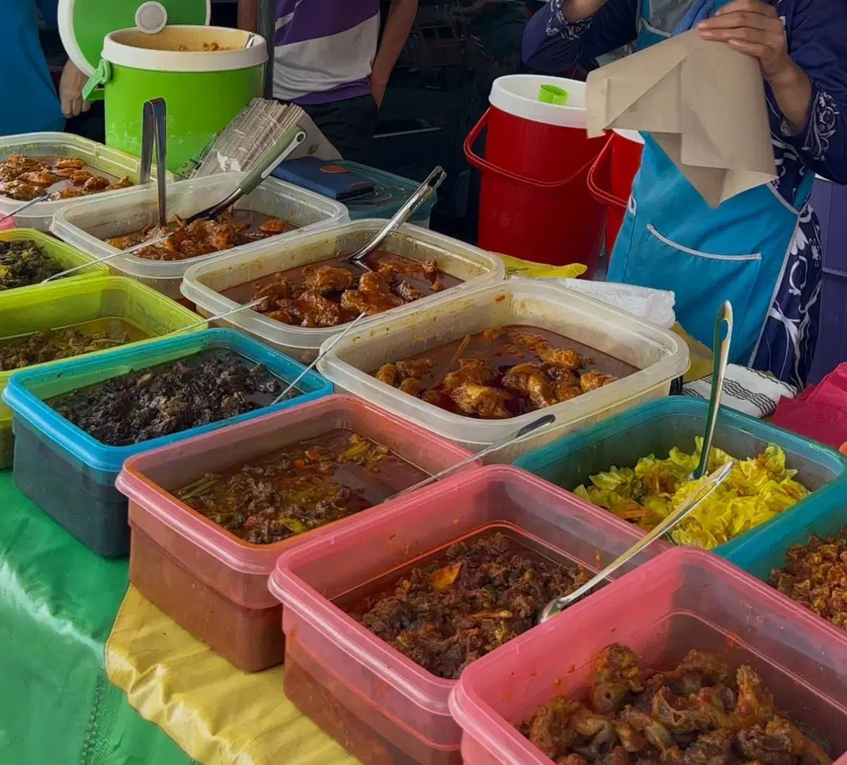 Mak Jah sells RM3 nasi campur
