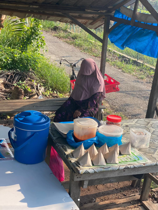 Makcik dozing off at nasi lemak stall