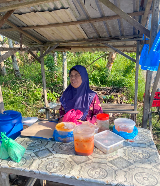 Makcik selling nasi lemak at Penang