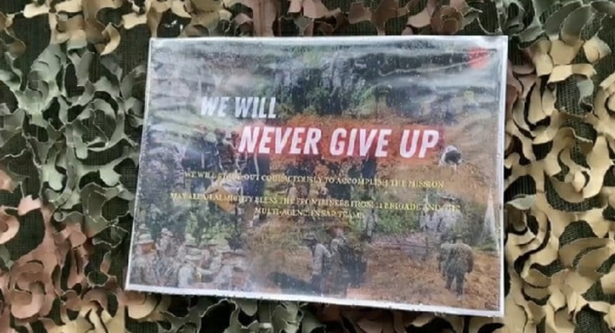 Malaysian armed forces put up 'we will never give up' posters at batang kali landslide scene | weirdkaya