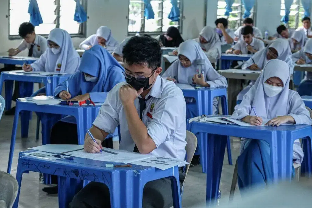 malaysian school student