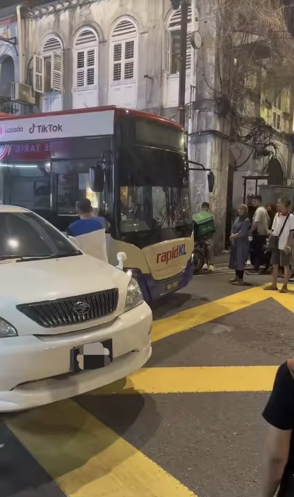 Man directing rapidkl bus at petaling street