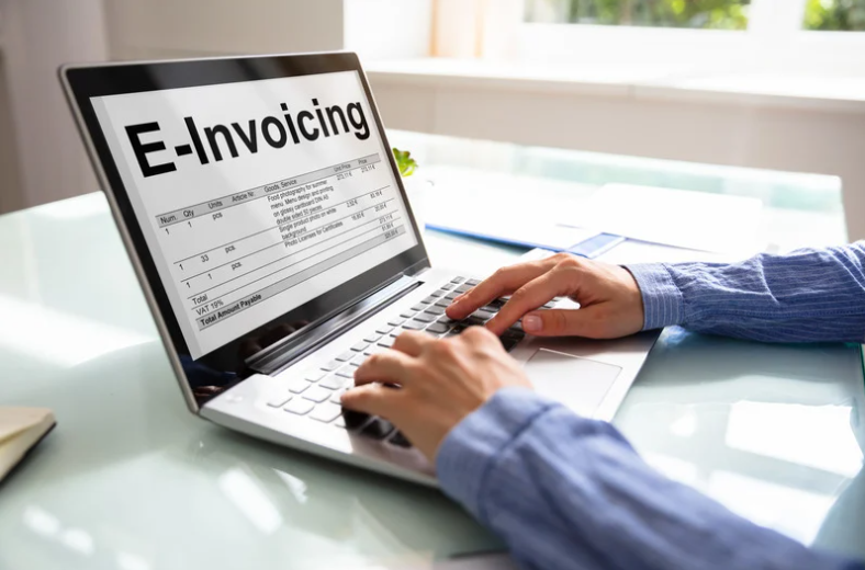 Man issuing e-invoice