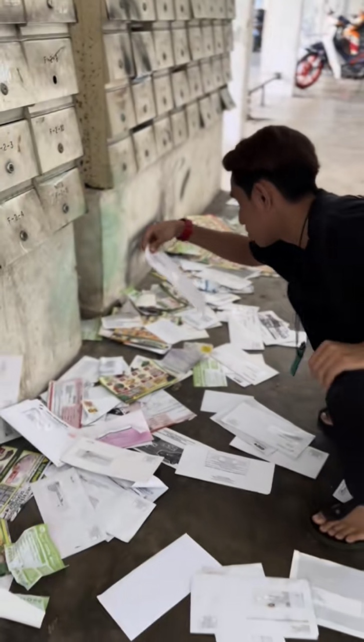 M’sian couple struggles to find their mail after it gets mixed up with the rest on the floor | weirdkaya