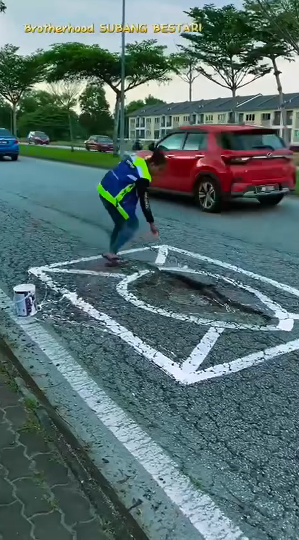 M'sian man paints around pothole in subang