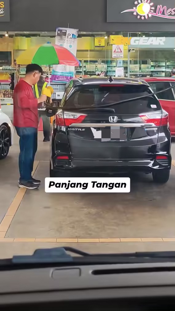 Man pumps ron95 with sg car plate