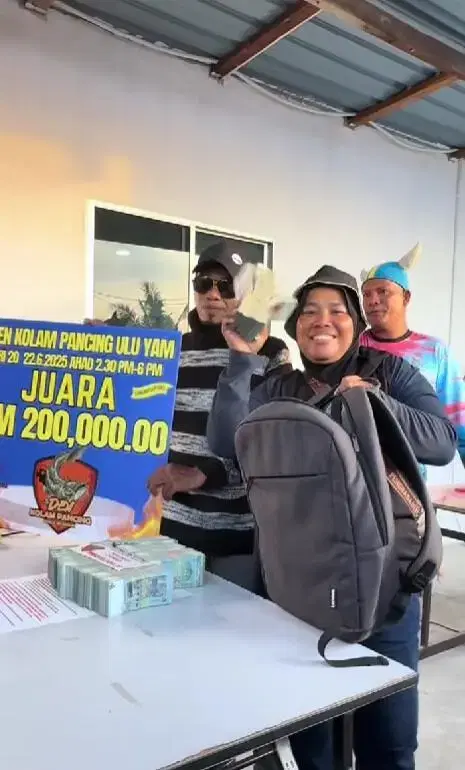 man putting cash inside her bag