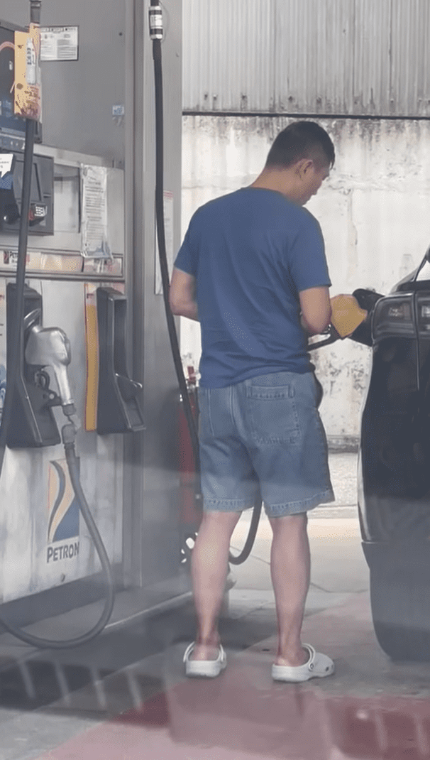 Man putting RON95 into SG-registered SUV