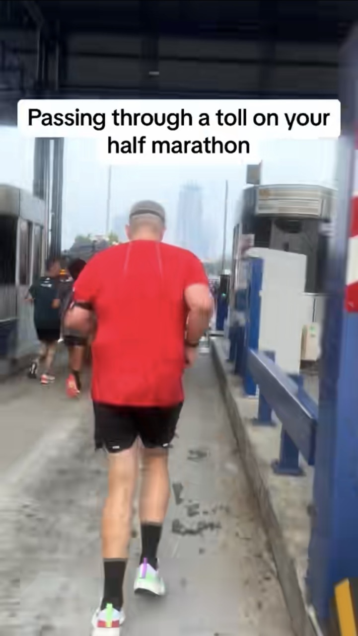 M’sian man jokingly taps tng card while passing through toll booth during marathon | weirdkaya