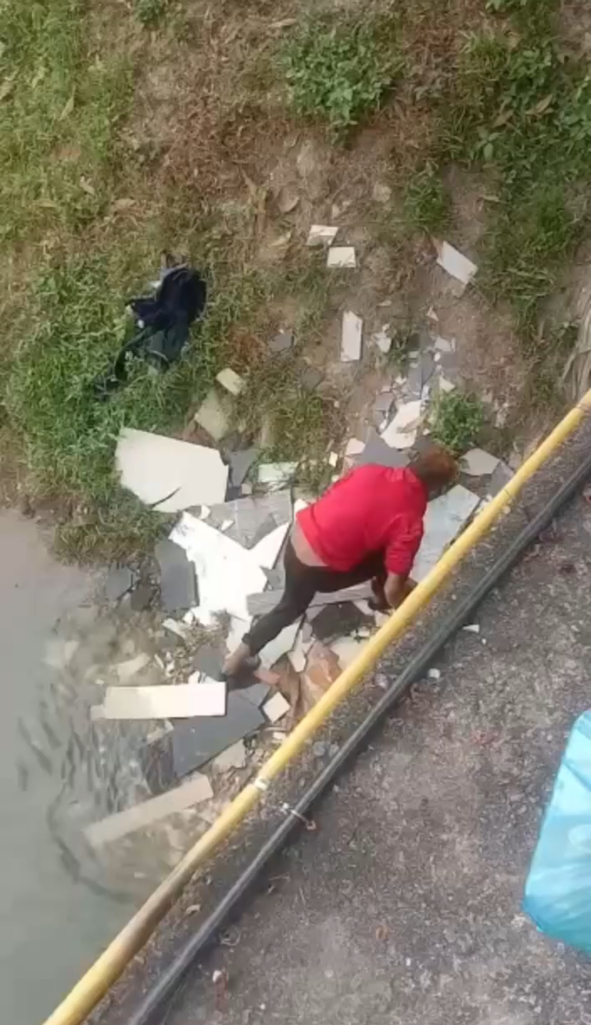 Man saving the drowned cat