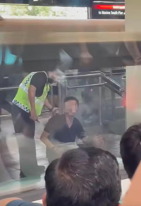 Man screaming at SMRT staff (3)