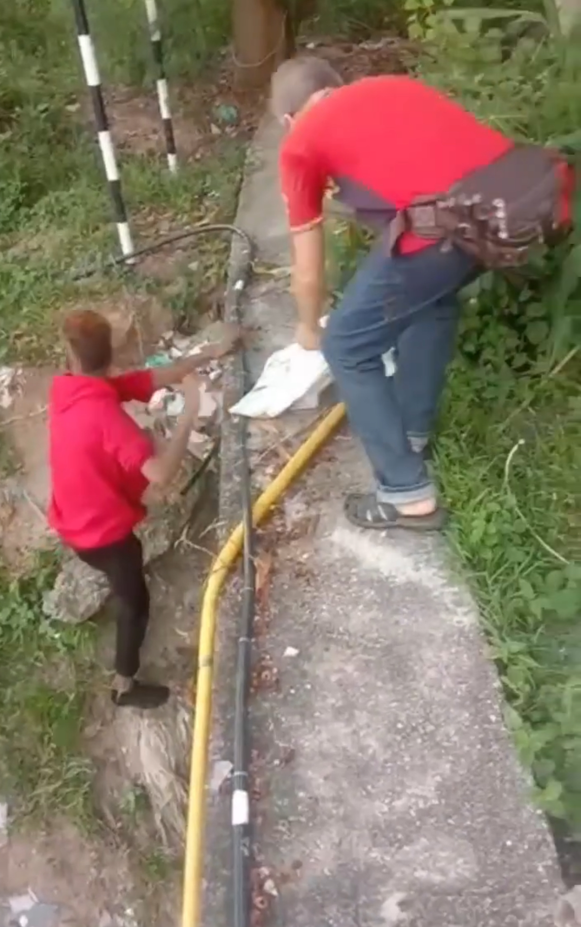 Man spotted in penang dumping sack with cat into drain, police investigating 2