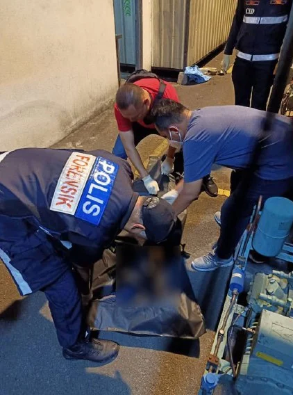 M'sian police handling the body of victim in shah alam