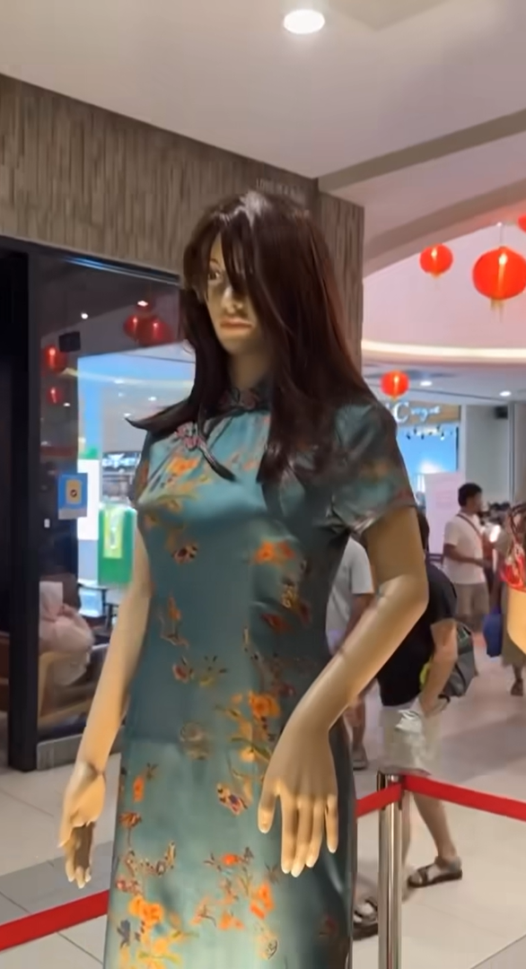 Creepy cny mannequin at kl mall freaks m'sians out
