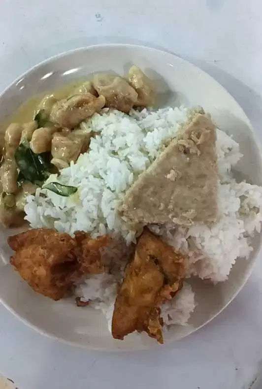 Man's RM13 economy rice meal
