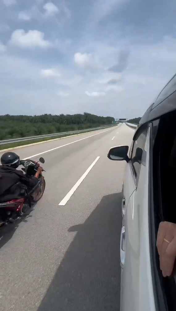 Mat rempit passing by Belle's car