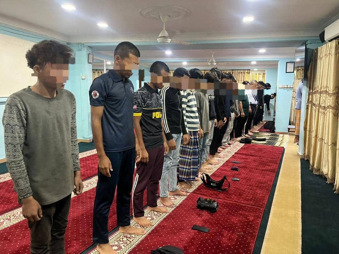 Mat rempits perform subuh prayers