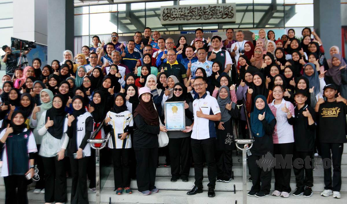Uitm's gotong royong perdana makes history into malaysia's book of records for cleaning up 34 campuses at once | weirdkaya