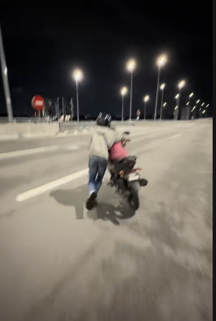 Mechanic Helps M’sian Dad Who Was Stranded With Wife & Kids At 1am After Bike Breaks Down