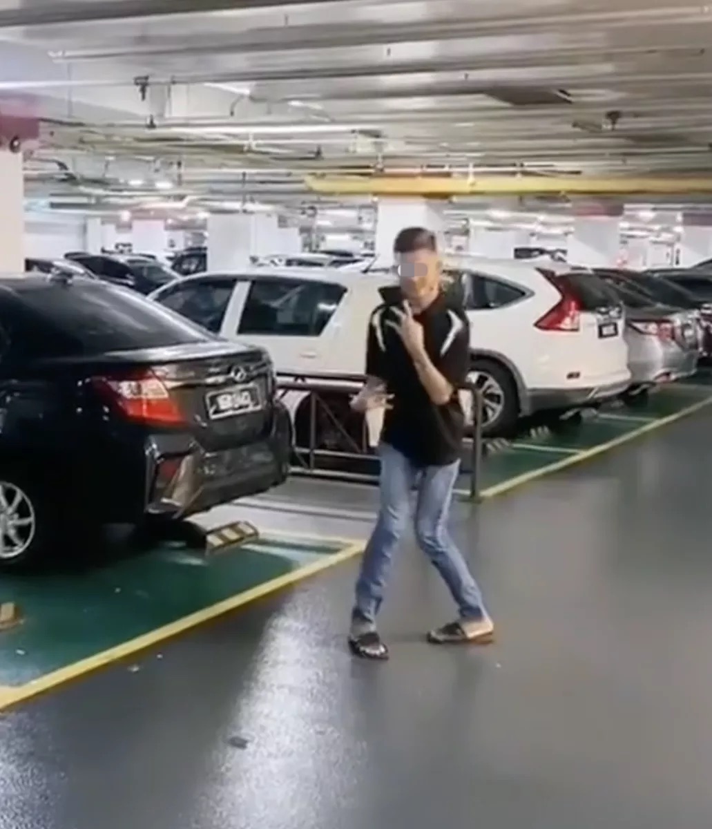 Men acting as oku to get a parking slot in kl shopping mall 3