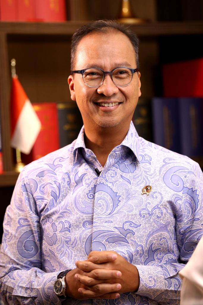 Menteri_perindustrian_agus_g. _kartasasmita