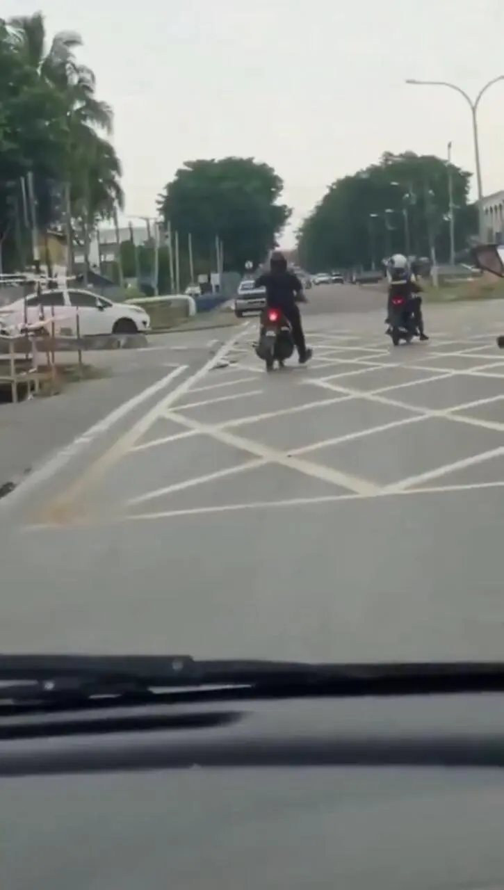 mersing officer grabs keys 3