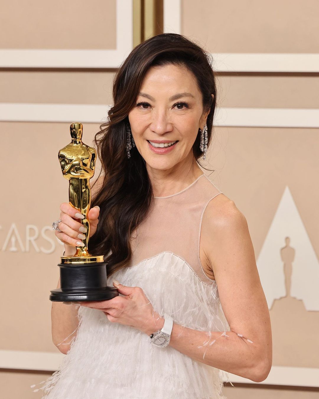 Michelle yeoh with her oscar award
