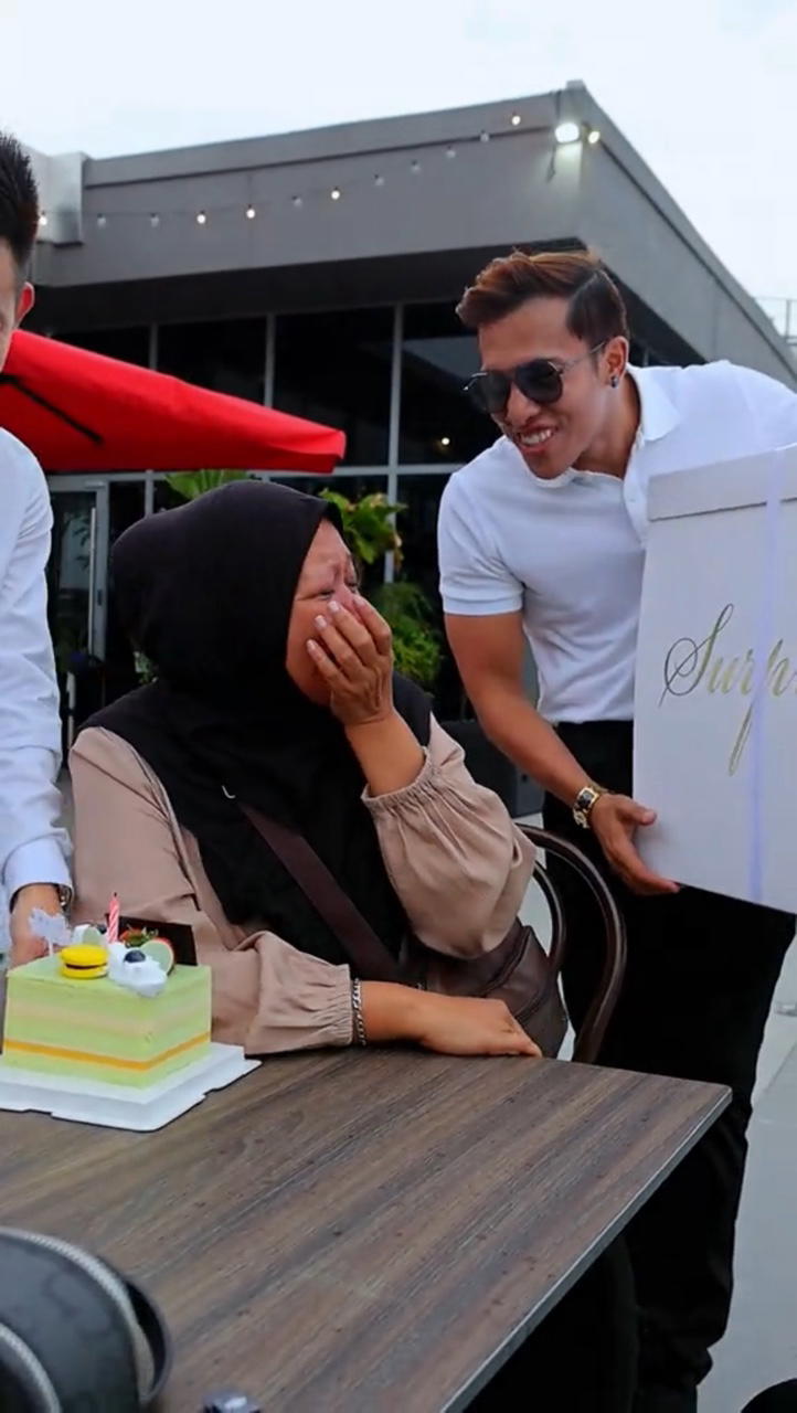 money balloon floats away bday surprise