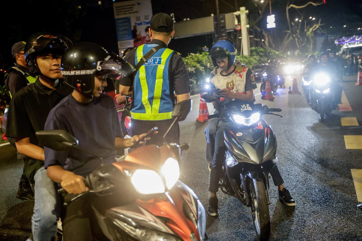 Motorcyclists being inspected by JPJ