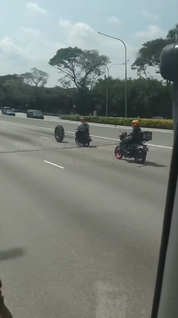 Motorcyclists push car tyre on highway in sg