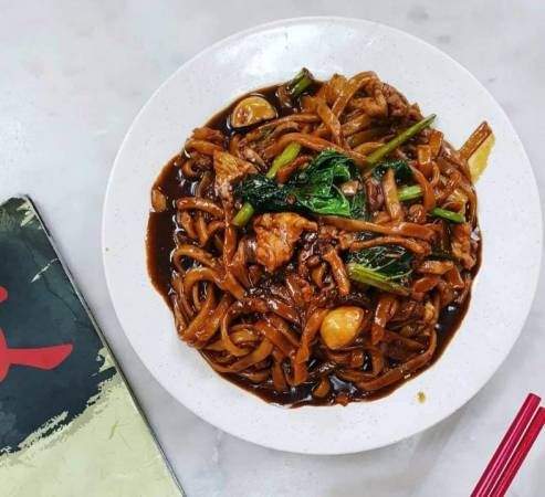 Johor couple turns to selling halal hokkien mee after losing their jobs during covid-19