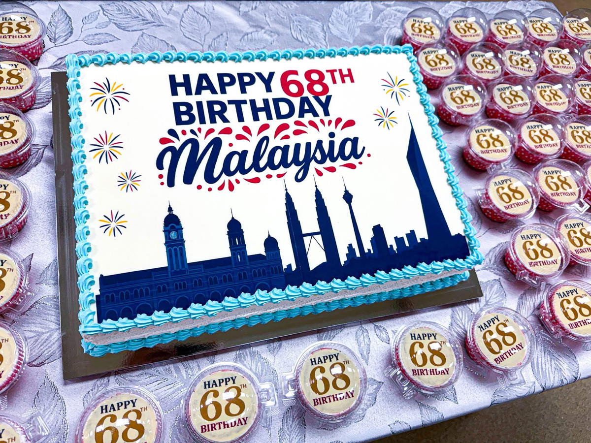 M'sia Turns 68 Tomorrow & Got A Sweet Surprise Of Cake Along With 68 Cupcakes From S’pore Immigration Officers