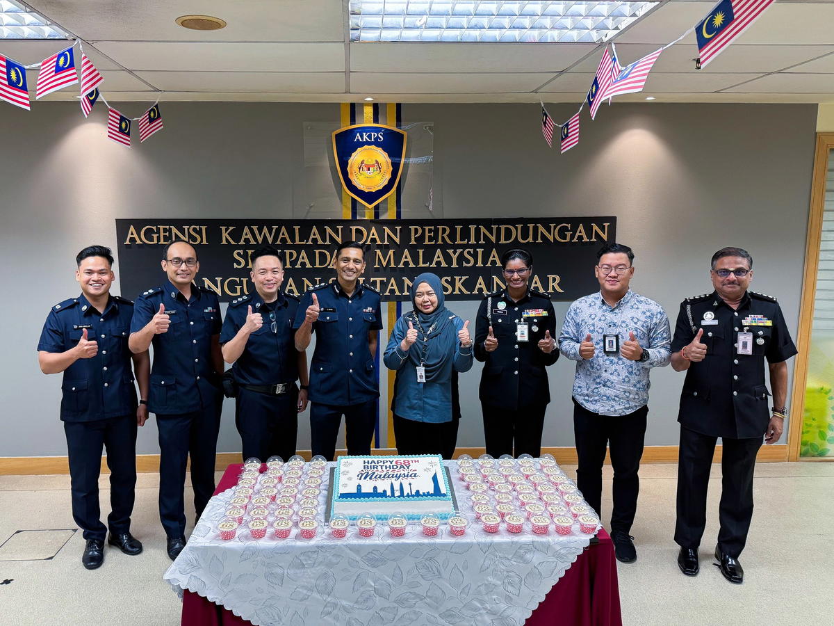 M'sia Turns 68 Tomorrow & Got A Sweet Surprise Of Cake Along With 68 Cupcakes From S’pore Immigration Officers
