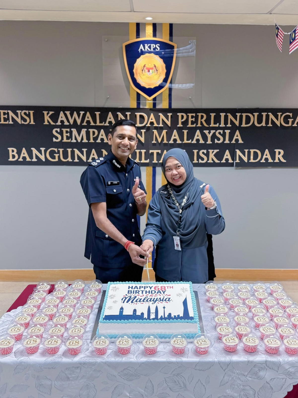M'sia Turns 68 Tomorrow & Got A Sweet Surprise Of Cake Along With 68 Cupcakes From S’pore Immigration Officers