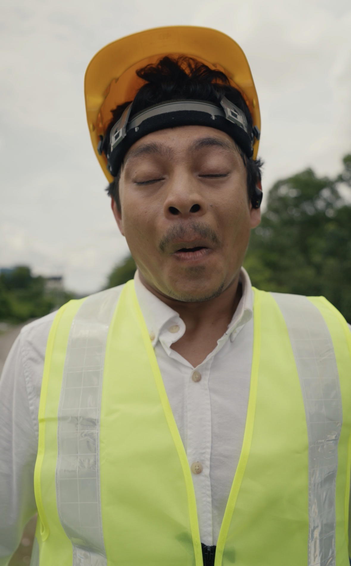 M’sian Billboard Worker Nearly Falls, Gets Pulled To Safety By Sofyank After Sudden Strong Wind Causes Scare