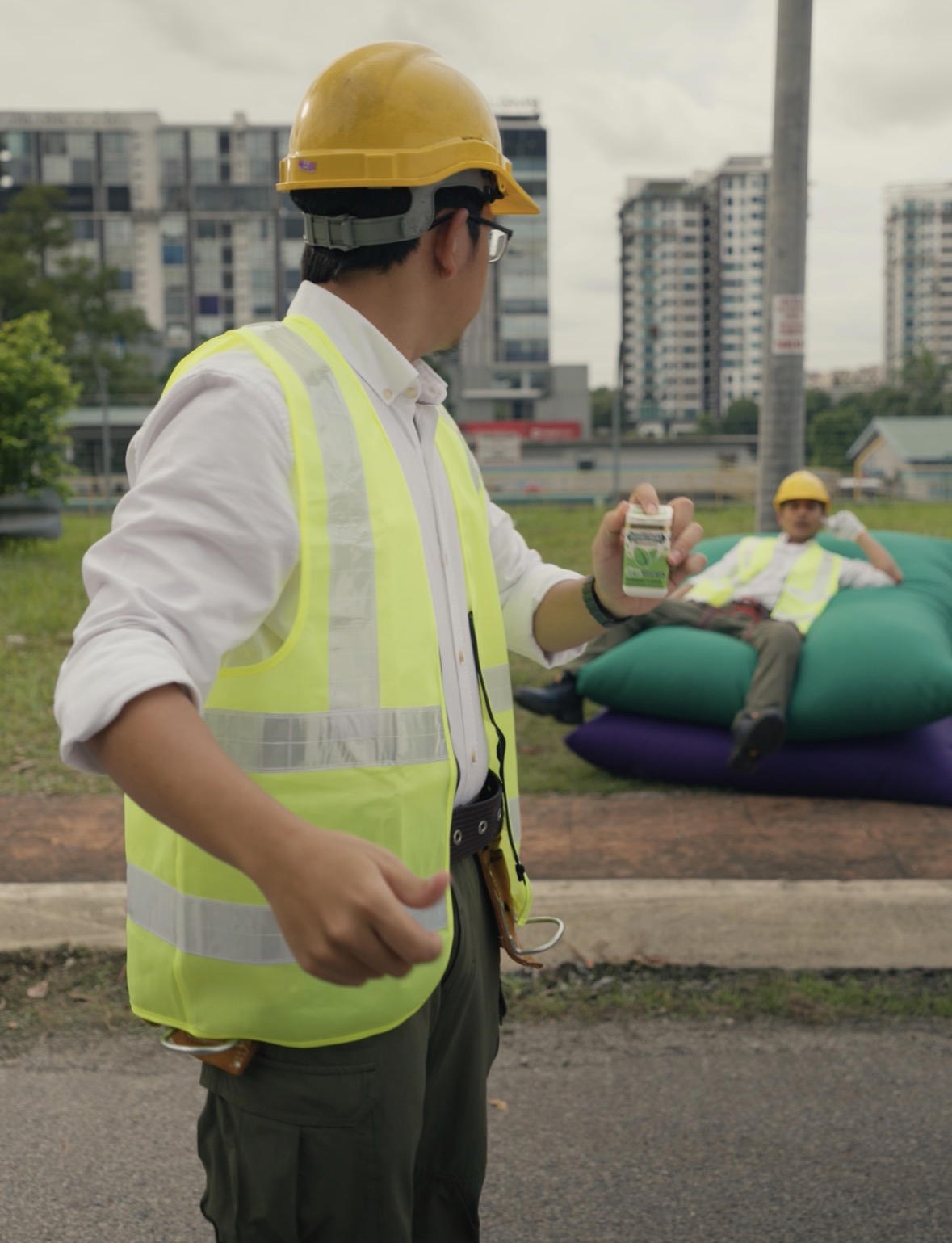M’sian Billboard Worker Nearly Falls, Gets Pulled To Safety By Sofyank After Sudden Strong Wind Causes Scare