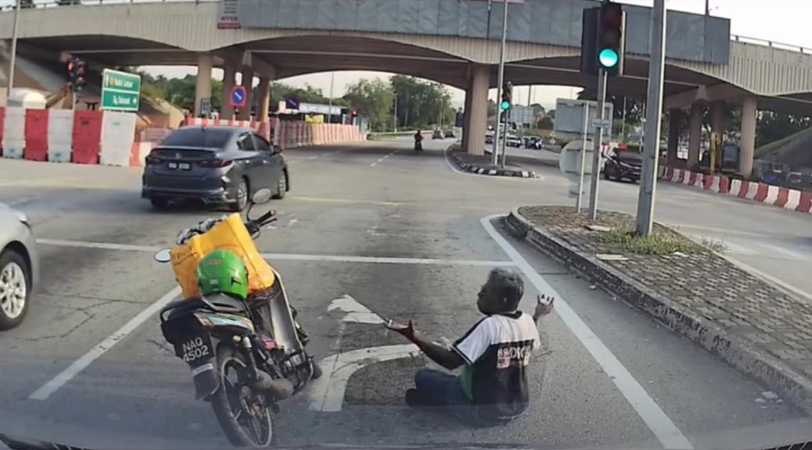 M’sian Casually Smokes In The Middle Of The Road, Refuses To Move Even After Light Turns Green