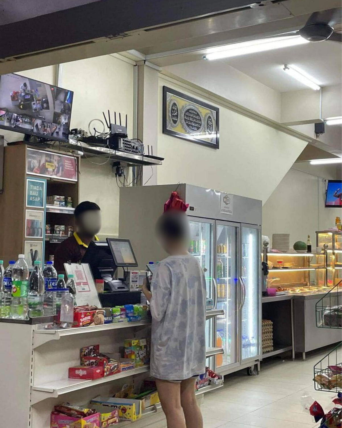 M'sian Couple brings dog to mamak restaurant 1